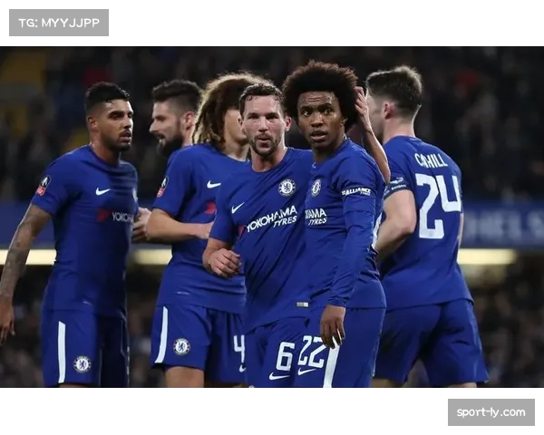 奥利塞进球后极端球迷冲上场庆祝，摄影记者被踩踏昏迷